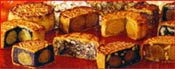 Makan Kue Bulan Pada masa Dinasti Yuan, rakyat Han pada saat itu menentang pemerintahan Mongol dari Dinasti Yuan, dan para pemberontak, dipimpin oleh Zhu Yuanzhang (朱元璋), merencanakan untuk mengambil alih pemerintahan. Zhu Yuanzhang (朱元璋) bingung memikirkan bagaimana cara menyatukan rakyat untuk memberontak pada hari yang sama tanpa diketahui oleh pemerintah Mongol. Makan Kue Bulan