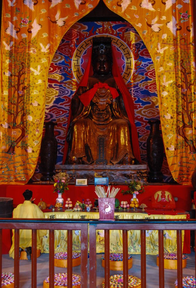 Dewa Er Lang Shen (二郎神) Menurut legenda, Er Lang Shen / Ji Long Sin (Simplified: 二郎神, Traditional: 二郎神, Pinyin: Èr Láng Shén) adalah Li Er Lang (Simplified: 李二郎, Traditional: 李二郎, Pinyin: Lǐ Èr Láng), putra dari Li Bing (Simplified: 李冰, Traditional: 李冰, Pinyin: Lǐ Bīng), seorang gubernur dari propinsi Sichuan yang hidup pada jaman Negara-Negara Berperang. Dewa Er Lang Shen (二郎神) di Kuil Erwang (Dua Raja) Dujiangyan, Sichuan, Tiongkok