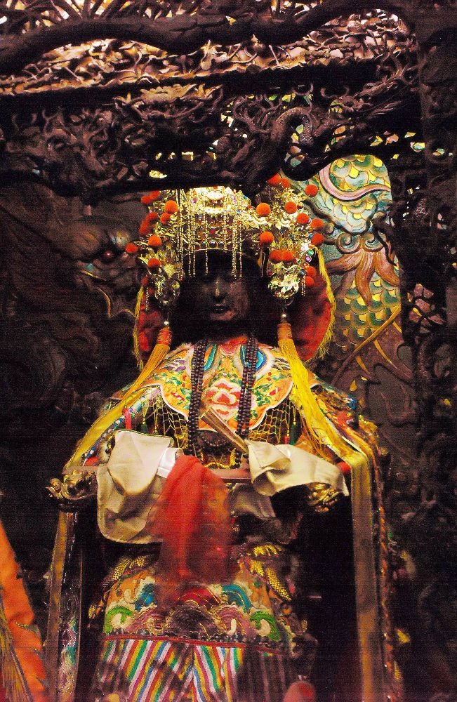 Patung Dewi Tian Shang Sheng Mu (天上圣母) / Mazu pada kuil di Chiayi, Taiwan