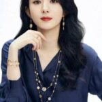 Dilraba Dilmurat Sebagai Juru Bicara Global Untuk Clarins Dilraba Dilmurat resmi diumumkan sebagai juru bicara global untuk Clarins. Sebelumnya adalah juru bicara merek di Asia Pasifik. Tionghoa - Foto Zhao Li Ying x Dior - 2