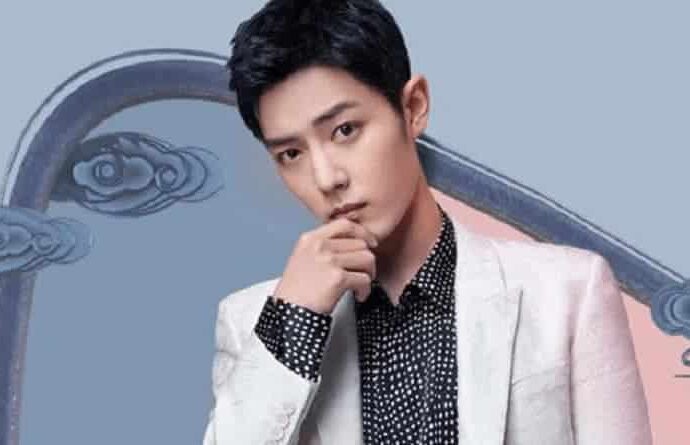 Kota Chongqing, Tempat Kelahiran Xiao Zhan / Sean Xiao Xiao Zhan (Sean Xiao) adalah aktor, penyanyi, dan anggota grup idola pria X NINE. Dia bekerja sebagai fotografer dan desainer grafis sebelum debutnya. Pada tahun 2015, Xiao berpartisipasi dalam program realitas "X-Fire" di mana ia dilatih untuk menjadi idola bersama 15 orang lainnya. Penampilan pertama Xiao adalah di Konser Tahun Baru Zhejiang TV 2016, di mana ia membawakan single "Freeze" serta lagu tema "Be A Man" bersama rekan satu timnya. Xiao memulai debutnya bersama delapan trainee lainnya di grup idola X NINE pada tahun 2016. X NINE merilis mini album pertama mereka X Jiu pada bulan September 2016. Tionghoa - Kota Chongqing, Tempat Kelahiran Xiao Zhan Sean Xiao - 1