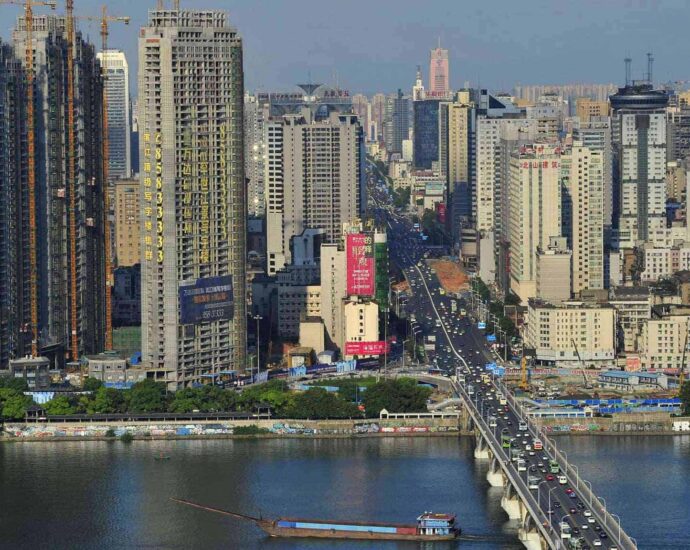 Sejarah Singkat Kota Changsha Yang Perlu Kamu Ketahui Changsha, kota dan ibu kota Hunan, China. Kota ini terletak di Sungai Xiang 30 mil (50 km) selatan Danau Dongting dan memiliki komunikasi air yang sangat baik ke Hunan selatan dan barat daya. Tionghoa -Sejarah Singkat Kota Changsha Yang Perlu Kamu Ketahui - 1
