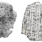 Fujin 幅巾, Penutup Kepala Cendekiawan Tiongkok Kuno Fujin (Hanzi: 幅巾 ; pinyin: fú jīn), juga dikenal sebagai Jinze (巾帻 ; jīn zé) atau Patou (帕头 ; pà tóu), adalah penutup kepala yang biasanya terbuat dari bahan kain (sutra) hitam dan diikat di kepala. Asal Usul Kalender / Almanak Tiongkok