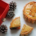 15 Inspirasi Ucapan Perayaan Festival Pertengahan Musim Gugur aka Perayaan Festival Kue Bulan Sebentar lagi Perayaan Festival Kue Bulan atau Festival Pertengahan Musim Gugur (Mid-Autumn Festival) tiba. Perayaan ini merupakan hari raya panen dan salah satu festival terpenting di Tiongkok. Momen ini dirayakan pada hari kelima belas bulan delapan Kalender Tionghoa. Biasanya jatuh pada minggu kedua September sampai minggu kedua Oktober. Pada tahun 2021, perayaan ini jatuh pada tanggal 21 September 2021. Tionghoa - Tradisi & Ide Baru Untuk Festival Pertengahan Musim Gugur - 1