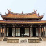 Delapan Dewa / Ba Xian (八仙) Ba Xian (八仙), Delapan Dewa, Pat Shien, adalah Dewa-Dewi Tao yang hidup pada masa yang berbeda dan dapat mencapai kekekalan hidup. Mereka sering dilukiskan pada benda-benda porselen, patung, sulaman, lukisan dan sebagainya. Dewa-Dewi Ba Xian menggambarkan kehidupan yang berbeda, yaitu Kemiskinan, Kekayaan, Kebangsawanan, Kejelataan, Kaum Tua, Kaum Muda, Kejantanan dan Kewanitaan. Kelenteng - Taiwan - 11