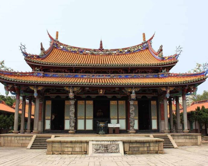 Panduan Belajar Tao Kalau sudah no 6, pertanyaan saya sudah selesai...silahkan masing-masing mengambil makna nya, jawab dulu satu-satu dengan teliti, lalu ambil kesimpulan yang baik dan benar... Kelenteng - Taiwan - 11