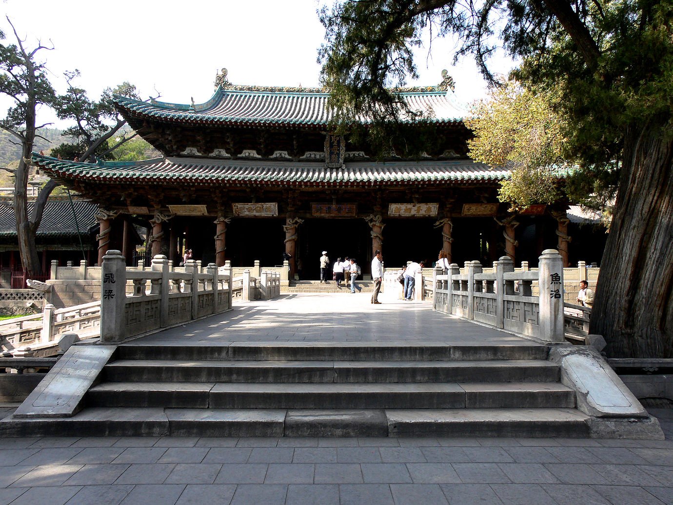 Kuil Leluhur Jin - Jìn Cí (晋祠) Kuil Leluhur Jin atau Jìn Cí (晋寺) adalah kompleks kuil paling terkemuka di Shanxi, Tiongkok. Terletak 16 mil (25 km) barat daya Taiyuan di kaki Gunung Xuanweng di Mata Air Jin, Kuli Jìn Cí adalah kombinasi peninggalan budaya sejarah dan pemandangan yang indah. Cabang-cabang pohon menyambut di pintu masuk, dan banyak aula, lemari, paviliun, dan jembatan yang akan membuat pengunjung terpesona. Kuil Jìn Cí terkenal di dunia karena merupakan kuil leluhur kuno yang masih tetap terawat. Aula Bunda Suci di Kuil Jinci - 1380x1035 - 1