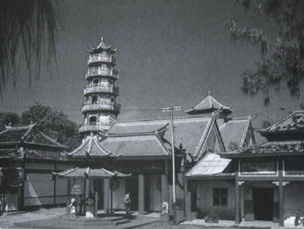 Sekilas Kelenteng Sam Kuan Tai Tie, Kelenteng Tertua di Batavia Kampung Marunda di Cilincing Jakarta Utara ternyata tidak saja tersohor karena "Kampung Si Pitung", tokoh legendaris Betawi, ternyata di sana juga terselip sebuah kelenteng yang kabarnya tertua di Batavia (kini Jakarta). Nama kelenteng itu adalah Vihara Latilavistara.Kelenteng itu terletak di Jalan Krematorium Cilincing, Jakarta Utara. Berada satu kompleks dengan Sekolah Tinggi Agama Buddha “Maha Prajna”. Di sebelah kompleks kelenteng terdapat rumah penitipan abu jenazah. Di belakangnya terdapat pagoda menjulang tujuh tingkat. Pagoda ini tercatat satu-satunya dan tertua di kawasan Jakarta dan sekitarnya. Kelenteng Sam Kuan Tai Tie di masa Batavia dulu