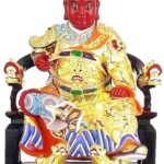 Dewa Guan Gong (關公) / Guan Sheng Di Jun (關聖帝君) Guan Gong (關公) adalah gelar kehormatan untuk Guan Yu (關羽), kemudian dipuja sebagai Guan Di. Guan Gong (關公) memiliki kharisma agung, jenggot panjang, wajah coklat gelap dan bibir merah tua. "Beliau memiliki mata seperti phoenix dan alis lebat baik seperti ulat sutra. Seluruh Penampilannya bermartabat dan menakjubkan." Dewa Kong Tek Cun Ong