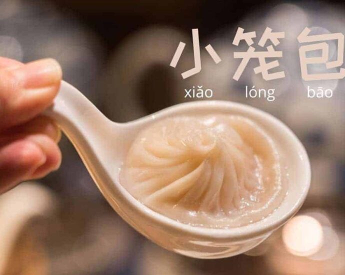 Sensasi Unik Xiao Long Bao (小笼包) Dimsum Asal Tiongkok Xiaolongbao (Hanzi: 小笼包, PInyin: Xiǎo lóng bāo) adalah sejenis roti kukus/bakpao/baozi (Hanzi: 包子, Pinyin: Bāozi), camilan kue tradisional Tiongkok orang Han yang berasal dari Prefektur Changzhou, Provinsi Jiangsu, selatan sungai Yangtze, selama periode Tongzhi dari Dinasti Qing. Sensasi Unik Xiao Long Bao (小笼包) Dimsum Asal Tiongkok