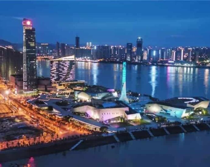 Budaya di Kota Changsha, Tiongkok Changsha, kota dan ibu kota Hunan, Tiongkok. Kota ini terletak di Sungai Xiang 30 mil (50 km) selatan Danau Dongting dan memiliki komunikasi air yang sangat baik ke Hunan selatan dan barat daya. Tionghoa Org - Budaya di Kota Changsha, Tiongkok - 1