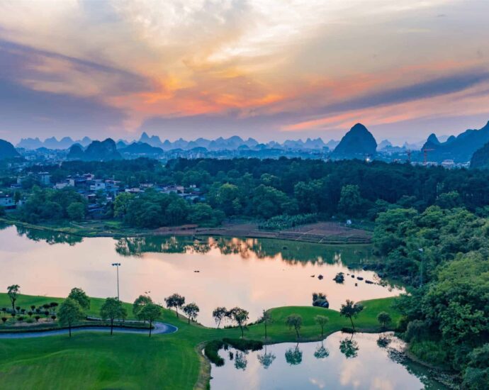 Guilin, Kota di Tiongkok Dengan Pemandangan Alam Yang Menakjubkan Guilin (桂林 dibaca: Guì lín) adalah sebuah kota di Republik Rakyat Tiongkok yang terletak di timur laut Kawasan Otonomi Guangxi Zhuang. Kota ini berpenduduk 707.200 jiwa (2004) dan sejak lama menjadi daerah tujuan wisata. Terletak di bantaran Sungai Li, namanya berarti hutan Osmanthus fragrans, karena banyaknya tanaman ini di kota ini. Tionghoa Org - Guilin, Kota di Tiongkok Dengan Pemandangan Alam Yang Menakjubkan - 1