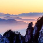 Guilin, Kota di Tiongkok Dengan Pemandangan Alam Yang Menakjubkan Guilin (桂林 dibaca: Guì lín) adalah sebuah kota di Republik Rakyat Tiongkok yang terletak di timur laut Kawasan Otonomi Guangxi Zhuang. Kota ini berpenduduk 707.200 jiwa (2004) dan sejak lama menjadi daerah tujuan wisata. Terletak di bantaran Sungai Li, namanya berarti hutan Osmanthus fragrans, karena banyaknya tanaman ini di kota ini. Tionghoa Org - Huangshan Yellow Mountain, Pegunungan di Provinsi Anhui, Tiongkok - 3