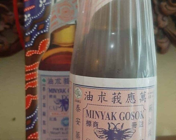 Minyak Gosok Cap Tawon Minyak Gosok Cap Tawon dibuat oleh Lie A Liat, di Makassar sejak tahun 1912. Minyak Gosok Cap Tawon