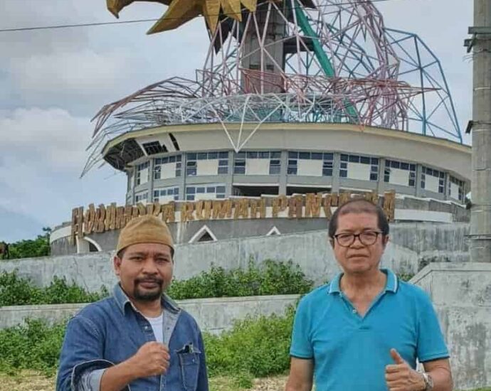 Oei Tek Liang (Theo Widodo) Satu Penggagas Sekaligus Penyumbang Lahan Monumen Pancasila Kupang Oei Tek Liang (Theo Widodo) salah satu penggagas sekaligus penyumbang lahan seluas 5000 m2 untuk Monumen Pancasila di kawasan perbukitan dan tepi pantai, Kupang, NTT Oei Tek Liang (Theo Widodo) Satu Penggagas Sekaligus Penyumbang Lahan Monumen Pancasila Kupang