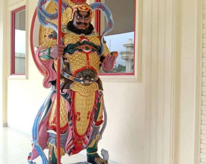 Patung Dewa Pintu