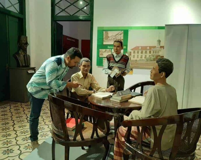 Peran Orang-Orang Tionghoa Dalam Sumpah Pemuda 1928 Peran orang-orang Tionghoa dalam Sumpah Pemuda 1928 amatlah besar, selain menyediakan tempat, di rumah Sie Kong Lian, juga ikut dalam Kongres tersebut, beberapa nama yang tercatat adalah Kwee Thiam Hong, Oey Kay Sing, John Liau Tjoan Hok, Tjio Djin Kwie & Djohan Mohammad Tjai. Peran Orang-Orang Tionghoa Dalam Sumpah Pemuda 1928