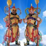 Dewa Kekayaan Cai Shen Menceraikan Istri Cai Shen (Zhao Gong Ming) terkadang terlihat ditemani patung istrinya pada altar di kuil-kuil pemujaan, tetapi secara umum kita tidak melihat adanya patung istrinya. Kenapa demikian? Sepasang Dewa Pintu