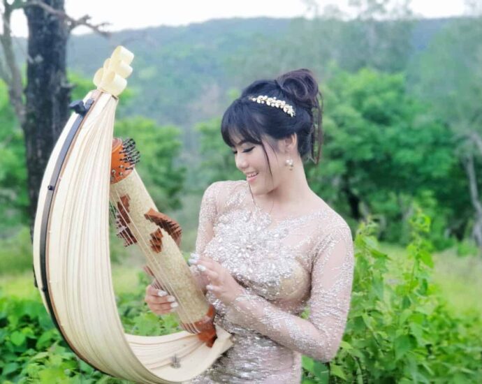 Vivian Tjung : Pemain Sasando Alat Musik Petik Khas NTT Vivian Tjung : Pemain Sasando Alat Musik Petik Khas NTT Vivian Tjung : Pemain Sasando Alat Musik Petik Khas NTT