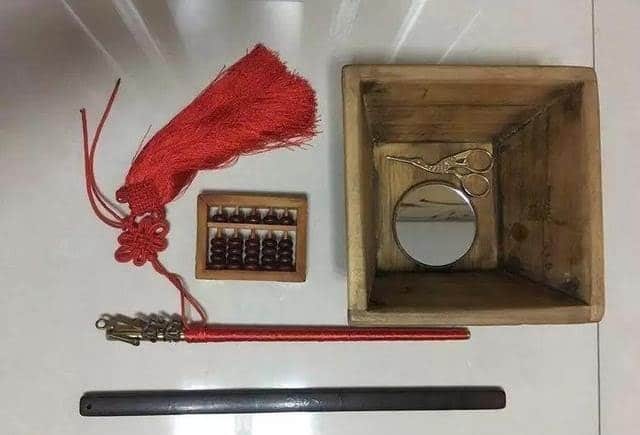 Tradisi Pernikahan Adat Tionghoa - Tiga Mak Comblang dan Enam Sertifikat (三媒六证) Di masa lalu, ketika pria dan wanita muda bertunangan, ada banyak detail yang harus diperhatikan. Tradisi Pernikahan Adat Tionghoa - Tiga Mak Comblang dan Enam Sertifikat (三媒六证)