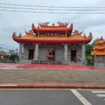 Guilin, Kota di Tiongkok Dengan Pemandangan Alam Yang Menakjubkan Guilin (桂林 dibaca: Guì lín) adalah sebuah kota di Republik Rakyat Tiongkok yang terletak di timur laut Kawasan Otonomi Guangxi Zhuang. Kota ini berpenduduk 707.200 jiwa (2004) dan sejak lama menjadi daerah tujuan wisata. Terletak di bantaran Sungai Li, namanya berarti hutan Osmanthus fragrans, karena banyaknya tanaman ini di kota ini. Kelenteng Kampit Belitung Timur - 01