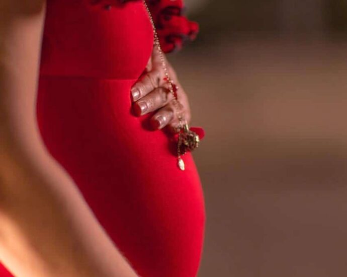 Pantangan Wanita Hamil dan Persalinan Dalam Budaya Tionghoa Seorang wanita hamil tidak boleh menggunakan gunting untuk memotong sesuatu karena dikatakan akan membahayakan bayinya. Pantangan Wanita Hamil dan Persalinan Dalam Budaya Tionghoa