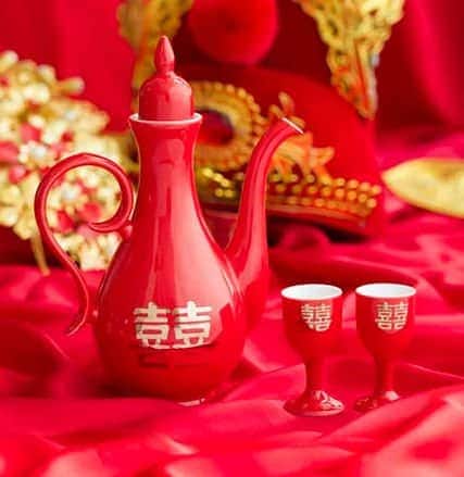 Minuman Dalam Perjamuan Pernikahan Tionghoa Sudah menjadi tradisi bagi pasangan untuk menerima tiga kali bersulang di pesta pernikahan. Minuman Dalam Perjamuan Pernikahan Tionghoa