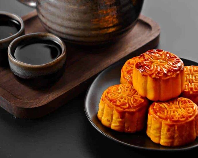 Kue Bulan (月饼) Melambangkan Reuni Keluarga Kue bulan (Hanzi: 月饼, Pinyin: Yuèbǐng) biasanya berukuran diamteter sekitar 5 hingga 10 cm dan ketinggian hingga 5 cm. Kue Bulan (月饼) Melambangkan Reuni Keluarga