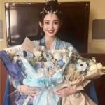Ju Jingyi & Liu Xueyi Resmi Bintangi Drama "In Blossom 花间令" Drama historikal ketegangan "In Blossom / 花间令" resmi dibintangi oleh Ju Jingyi, Liu Xueyi bersama Wu Jiayi, Li Geyang dan lainnya. Akhirnya Kelar, Syuting Drama Snow Eagle Lord Yang Dibintangi Xu Kai & Guli Nazha Resmi Berakhir