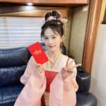 Biodata dan Profil Penyanyi Sa Ding Ding / 萨顶顶 Sa Ding Ding adalah penyanyi dan penulis lagu folk Tiongkok. Dia adalah keturunan Han Tiongkok dan Mongol campuran, dan bernyanyi dalam bahasa termasuk Tiongkok Mandarin, Inggris, Standar Tibet, serta bahasa imajiner yang diciptakan sendiri untuk membangkitkan emosi dalam lagu-lagunya. Bai Lu Bagikan Foto Saat Memulai Syuting Drama "Ning An Ru Meng 宁安如梦"