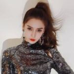 Yang Chaoyue & Ding Yuxi Dalam Potret Syuting Drama Romansa Xianxia “The Seventh Generation” Yang Chaoyue & Ding Yuxi terlihat sedang syuting untuk drama romansa xianxia “The Seventh Generation / 一时冲动七世吉祥”. Biodata & Nama Fandom Angelababy / Yang Ying