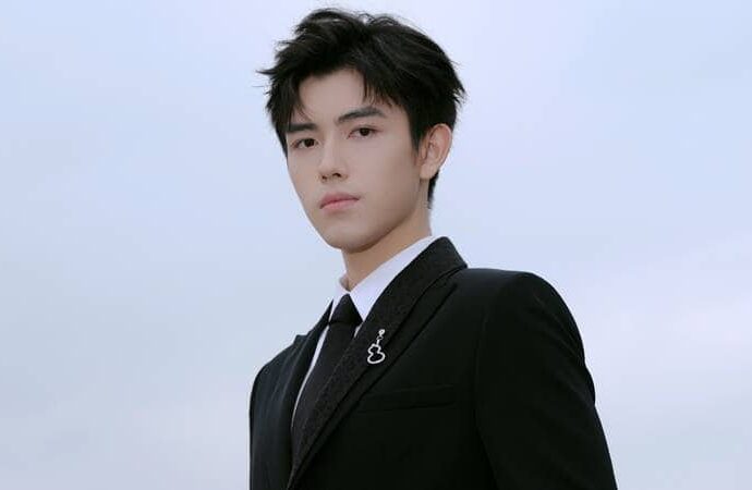 Biodata & Nama Fandom Chen Feiyu / Arthur Chen Nama fandom Chen Feiyu / Arthur Chen adalah 小宇宙 (dibaca: xiǎo yǔ zhòu). Nama fandom ini memiliki arti alam semesta kecil. Kata “Yu (宇)” sama dengan namanya Chen Fei "Yu (宇)". Biodata & Nama Fandom Chen Feiyu / Arthur Chen