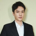 Biodata dan Profil Aktor Caesar Wu / Wu Xi Ze / 吴希泽 Caesar Wu adalah aktor Tiongkok, lahir di Shenzhen, Guangdong, Tiongkok. Debut aktingnya datang pada tahun 2017, ketika ia muncul di 'Meteor Garden' bersama Dylan Wang, Darren Chen, dan Connor Leong, yang segera dikenal sebagai 'The F4'. Kemudian, pada tahun 2018, ia berpartisipasi dalam rekaman variety show Hunan TV 'Happy Camp' dan acara bincang-bincang bertema sepak bola saluran olahraga CCTV 'Qi Tan Eleven'. Nama: 吴希泽 / Wu Xi Ze Nama Inggris: Caesar Profesi: Aktor Tanggal lahir: 1996-Okt-19 (umur 24) Tempat Lahir: Shenzhen, Guangdong, Tiongkok Tanda bintang: Libra Zodiak Tiongkok: Tikus Agensi bakat: M.Y Entertainment TV Series Meet Me in Your Sound (2022) as Jin Shangyu Yi Pian Bing Xin Zai Yu Hu (2021) as Zhan Zhao Faith Makes Great (2021) as Li Zhenxing Ru Meng Ling (2021) as Fu Ye General's Lady (2020) as Chu Xiuming The Chang'an Youth (2020) as Yang Zian Meteor Garden (2018) as Xi Men TV Series Theme Songs A Faraway Dream (遥不可及的梦) - The Chang'an Youth (2020) The Moment the Flower Blooms (花开的瞬间) with Wang Yu Wen - The Chang'an Youth (2020) I Miss You Thinking About Going Crazy (想你想到快疯了) - Meteor Garden (2018) Never Would’ve Thought Of (从来没想到) - Meteor Garden (2018) Creating Memories (创造回忆) - Meteor Garden (2018) For You - Meteor Garden (2018) Biodata & Nama Fandom Feng Shaofeng 冯绍峰
