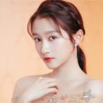 Lin Yanjun Resmi Diumumkan Akan Mengambil Bagian Dalam Musikal "Love Beyond Time" Lewat akun resmi Weibonya kemarin, Lin Yanjun umumkan dirinya akan mengambil bagian dalam musikal “Love Beyond Time” di Beijing Tianqiao Performing Arts Center pada Agustus mendatang. Biodata & Nama Fandom Guan Xiaotong 关晓彤
