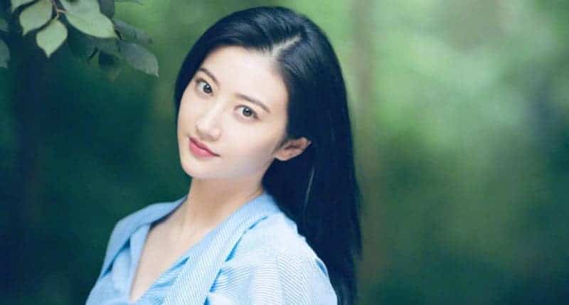 Biodata & Nama Fandom Jing Tian 景甜 Nama fandom Jing Tian adalah 甜筒 (dibaca: tián tǒng). Nama fandom ini memiliki arti es krim cone, sebuah plesetan dari namanya "Tian 甜". Biodata & Nama Fandom Jing Tian 景甜