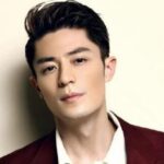 Biodata & Nama Fandom Simon Gong Jun 龚俊 Nama fandom Simon Gong / Gong Jun adalah 俊味仙 (dibaca: jùn wèi xiān). Ada merek makanan ringan bernama "lang wei xian" yang dia suka makan, dan mengganti "lang" dengan "Jun 俊" dari namanya. Biodata & Nama Fandom Wallace Huo Jianhua 霍建华