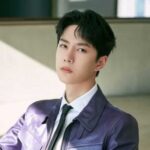 Qin Tianyu Foto Bareng Chen Xingxu Saat Syuting Drama "The Starry Love" Qin Tianyu tampil totalitas menyamar jadi perempuan di drama xianxia yang sedang tayang "The Starry Love / 星落凝成糖" yang membuat pujian dari netizen karena terlihat begitu cantik. Biodata & Nama Fandom Wang Yibo (王一博)