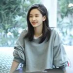 Biodata & Nama Fandom Wang Kai (王凯) Nama fandom Wang Kai adalah 王妃 (dibaca: wáng fēi) atau 开心果 (dibaca: kāi xīn guǒ). 王妃 memiliki arti putri atau selir kekaisaran dengan plesetan dari marganya 'Wang'. 开心果 memiliki arti pistachio atau buah bahagia. Biodata & Nama Fandom Wang Ziwen 王子文