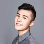 C-Drama "A Love Never Lost" - Li Xian & Chun Xia (Jessie Li) Judul: A Love Never Lost / 人生若如初见 / Ren sheng ru ruo chu jian Genre: Periode, drama Jumlah episode: 44 Jaringan asli: Beijing TV, Dragon TV, iQiyi Tayang: 2022 Sinopsis: Setelah pergantian Kerajaan Gengzi, tanah Tiongkok hancur, dan para pemuda yang bercita-cita tinggi bangkit untuk menyelamatkan negara mereka. Kotapraja pemuda yang mulia, partai revolusioner Yang Kaizhi, dan Beiyang Wuyouwei Li Renjun menjadi kelompok orang muda progresif pertama yang belajar di sekolah-sekolah perwira Jepang yang tidak ditugaskan. Berbagai paket pemikiran di Tokyo sangat mencolok. Mereka menempa kebenaran, mengejar cinta, dan berjuang untuk menghidupkan kembali Tiongkok. Setelah kembali ke negara itu, ambisi Liangxiang ragu-ragu untuk menjelajahi jalan negara kaya dan tentara yang kuat, tetapi sangat terperangkap dalam pusaran kekuasaan. Kekuatan bertarung Kay di Yanji membuat arogansi imperialisme Jepang kesal dan dipuji sebagai "pahlawan perbatasan". Dia mengalami transformasi hidup dan mati dalam gelombang revolusioner, dan akhirnya berkorban menuju puncak zaman. Partai Revolusioner, Konstitusionalis, dan Prajurit Utara terus-menerus bertarung. Selama Revolusi 1911, para pejuang revolusioner bertempur dalam pertempuran berdarah, menggulingkan tatanan lama yang berlangsung selama ribuan tahun. Terinspirasi oleh tren pemikiran baru, Qiu Hong, Yang Yifan dan yang lainnya mengakui satu-satunya jalan keluar bagi bangsa Tiongkok dalam suka dan duka dan terus berjalan di jalan revolusioner revitalisasi Tiongkok dan peremajaan bangsa. Cast: Li Xian as Liang Xiang / Yu Bugu Chun Xia (Jessie Li) as Qiu Hong Wei DaXun as Yang Kaizhi Zhou You as Li Renjun Zhu Ya Wen as Yu Tianbai Wu Yue Li Cheng Ru Jiang Han Bai Ke Qiao Zhen Yu Liu Min Tao Liu Yi Tie Wang Zhen as Duo Mei Song Ning Feng Zhou Zhi Ying Zi Liu Mei Han Huo Qing Kong Lian Shun Shi Shi Li Qiang Zhao Cheng Shun Jiang Meng Jie Production Credits: Sutradara: Wang Wei Penulis Skenario: Jiang Qi Tao, Zhang Yong, Hu Ya (胡亚) Perusahaan: iQiyi, Give Me Five Culture Biodata dan Profil Aktor Chen Hao / 陈昊