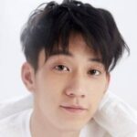 Bai Ke & Zhang Yaqin Dalam Trailer & Poster Drama “Love in A Loop” Drama romansa fantasi moderm “Love In A Loop / 救了一万次的你” yang dibintangi Bai Ke, Zhang Yaqin, Liu Xuwei, Geng Yeting, Cao Zheng dan lainnya bagikan trailer dan poster baru. Biodata dan Profil Aktor Wang ZiQi / 王子奇