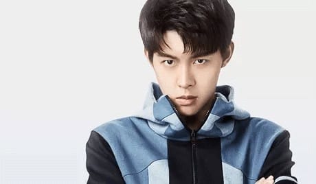 Biodata dan Profil Aktor Zhu YuanBing / 朱元冰 / Ryan Zhu Ryan Zhu / Zhu Yuan Bing adalah aktor Tiongkok. Lahir pada 11 Januari 1995, ia melakukan debut aktingnya di drama televisi 2016 “Fifteen Years of Waiting for Migratory Birds.” Dia telah muncul di “Campus Beauty” (2016) dan “Die Now” (2017-2018). Biodata dan Profil Aktor Zhu YuanBing / 朱元冰 / Ryan Zhu
