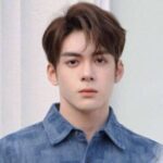 Jackson Wang (Wang Jia’er) Dalam Sampul Majalah ELLE Thailand Edisi Agustus 2022 Potret Jackson Wang (Wang Jia’er) dalam sampul Majalah ELLE Thailand edisi Agustus 2022 Biodata dan Profil Aktor dan Penyanyi Zeng ShunXi / 曾舜晞 / Joseph Zeng