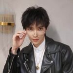 Siapa Saja Bintang Tamu Dalam Panggung Kolaborasi “Stage Boom”? Kong Xueer, Luo Yizhou, Bibi Zhou, dan Cai Guoqing akan menjadi bintang tamu dalam panggung kolaborasi Stage Boom. Biodata dan Profil Penyanyi Luo Yizhou / 罗一舟