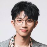 C-Drama "A Love Never Lost" - Li Xian & Chun Xia (Jessie Li) Judul: A Love Never Lost / 人生若如初见 / Ren sheng ru ruo chu jian Genre: Periode, drama Jumlah episode: 44 Jaringan asli: Beijing TV, Dragon TV, iQiyi Tayang: 2022 Sinopsis: Setelah pergantian Kerajaan Gengzi, tanah Tiongkok hancur, dan para pemuda yang bercita-cita tinggi bangkit untuk menyelamatkan negara mereka. Kotapraja pemuda yang mulia, partai revolusioner Yang Kaizhi, dan Beiyang Wuyouwei Li Renjun menjadi kelompok orang muda progresif pertama yang belajar di sekolah-sekolah perwira Jepang yang tidak ditugaskan. Berbagai paket pemikiran di Tokyo sangat mencolok. Mereka menempa kebenaran, mengejar cinta, dan berjuang untuk menghidupkan kembali Tiongkok. Setelah kembali ke negara itu, ambisi Liangxiang ragu-ragu untuk menjelajahi jalan negara kaya dan tentara yang kuat, tetapi sangat terperangkap dalam pusaran kekuasaan. Kekuatan bertarung Kay di Yanji membuat arogansi imperialisme Jepang kesal dan dipuji sebagai "pahlawan perbatasan". Dia mengalami transformasi hidup dan mati dalam gelombang revolusioner, dan akhirnya berkorban menuju puncak zaman. Partai Revolusioner, Konstitusionalis, dan Prajurit Utara terus-menerus bertarung. Selama Revolusi 1911, para pejuang revolusioner bertempur dalam pertempuran berdarah, menggulingkan tatanan lama yang berlangsung selama ribuan tahun. Terinspirasi oleh tren pemikiran baru, Qiu Hong, Yang Yifan dan yang lainnya mengakui satu-satunya jalan keluar bagi bangsa Tiongkok dalam suka dan duka dan terus berjalan di jalan revolusioner revitalisasi Tiongkok dan peremajaan bangsa. Cast: Li Xian as Liang Xiang / Yu Bugu Chun Xia (Jessie Li) as Qiu Hong Wei DaXun as Yang Kaizhi Zhou You as Li Renjun Zhu Ya Wen as Yu Tianbai Wu Yue Li Cheng Ru Jiang Han Bai Ke Qiao Zhen Yu Liu Min Tao Liu Yi Tie Wang Zhen as Duo Mei Song Ning Feng Zhou Zhi Ying Zi Liu Mei Han Huo Qing Kong Lian Shun Shi Shi Li Qiang Zhao Cheng Shun Jiang Meng Jie Production Credits: Sutradara: Wang Wei Penulis Skenario: Jiang Qi Tao, Zhang Yong, Hu Ya (胡亚) Perusahaan: iQiyi, Give Me Five Culture Biodata dan Profil Penyanyi Neil Liu / Liu Guanyou / 刘冠佑