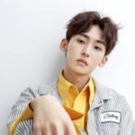 Variety Show "Hello Saturday" Umumkan Lineup Baru Dengan Yang Zi & Lainnya Variety show Hunan TV, “Hello Saturday / 你好星期六” umumkan lineup baru dengan Yang Zi bersama He Jiong, Feng Xi, Tan Jianci, Dylan Wang Hedi, Li Xueqin, dan Qin Xiaoxian. Biodata dan Profil Penyanyi Tang Jiuzhou / Jojo Tang / 唐九州