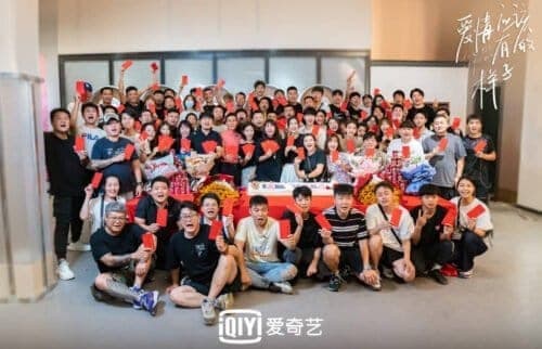 C-Drama "Love The Way You Are" Yang Dibintangi Lai Guanlin & Angelababy Telah Menyelesaikan Proses Syuting Judul: Love The Way You Are Genre: Romansa, Bisnis, Modern Jumlah eps: 30 Episode Tayang: - Jaringan asli: iQiyi Cast: Angelababy sebagai Yin Ye Lai GuanLin sebagai Xu Guang Xi Tian Yi Tong Liu Yitong Zhang Tao Ling Mei Shi Plot: Baik di kantor atau di rumah, Yin Ye yang berusia 35 tahun itu seperti Wonder Woman. Dia bisa menangani semuanya sendiri dan mengurus semua orang di sekitarnya tanpa pernah lelah. Namun, dia sepertinya lupa untuk menjaga kehangatan di hatinya, yaitu, sampai secara tidak sengaja bertemu dengan Xu Guangxi di sebuah toko serba ada. Anak laki-laki yang biasa pergi ke rumahnya untuk mencari makantelah tumbuh menjadi seorang pemuda yang cerah. Bertemu dengannya lagi, ketergantungan Xu Guangxi terhadapnya sebagai seorang anak telah berkembang menjadi perasaan kasih sayang yang tak tertahankan. Tapi mengejar Yin Ye bukanlah hal yang mudah. Itu berarti Guangxi harus tumbuh dengan cepat seolah-olah hidupnya maju dengan cepat dan menanggung tekanan realitas yang luar biasa. Demi cinta, dia secara bertahap menjadi dewasa dan belajar menyesuaikan kembali langkahnya untuk bergerak dengan kuat ke arahnya. Saat mereka semakin dekat, mereka mulai memahami arti cinta. Ini bukan tentang menyerah tetapi tentang ketertarikan timbal balik, saling menghormati dan memungkinkan satu sama lain untuk menjadi orang yang lebih baik. C-Drama "Love The Way You Are" Yang Dibintangi Lai Guanlin & Angelababy Telah Menyelesaikan Proses Syuting
