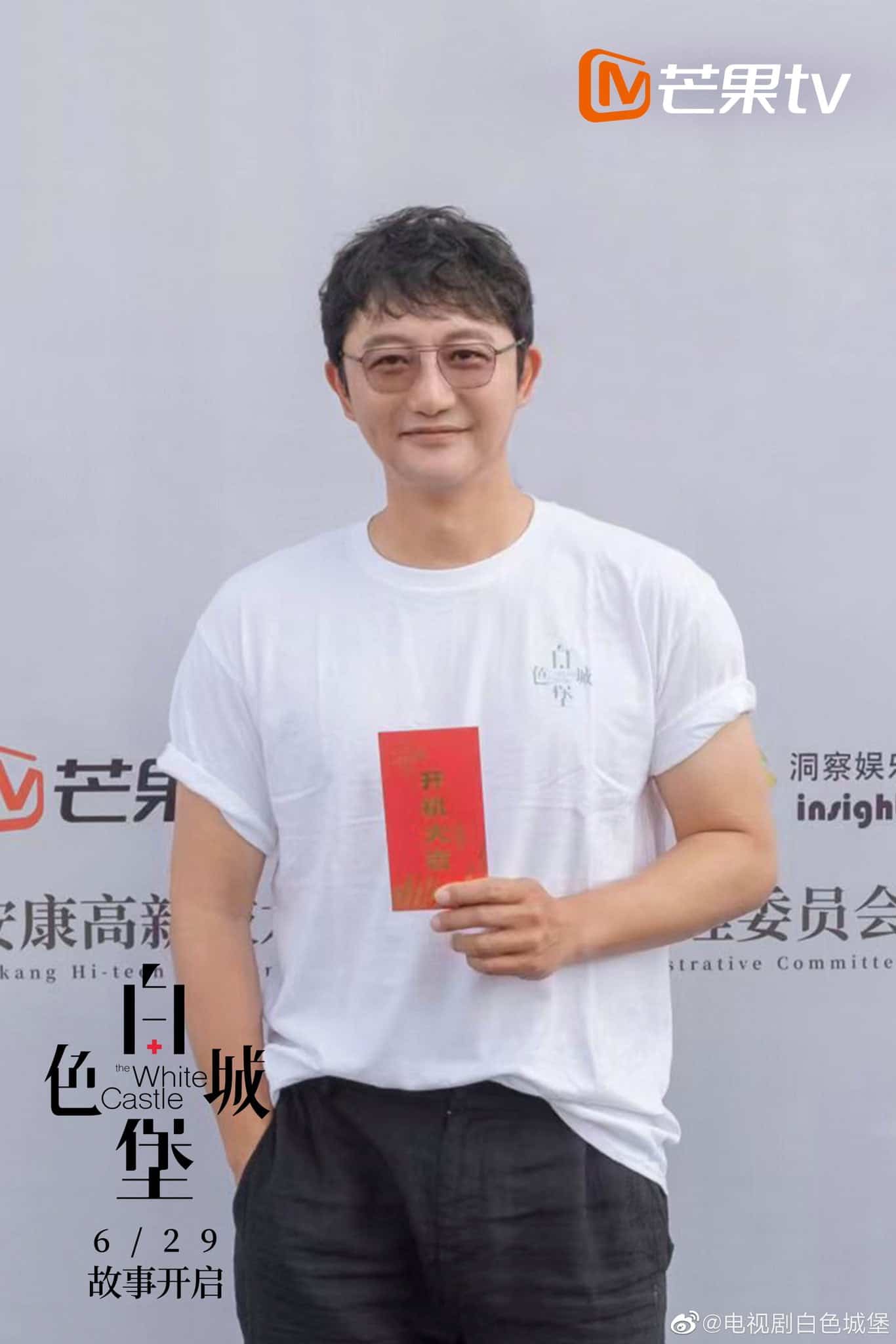 Drama Dokter "The White Castle 白色城堡" Telah Gelar Upacara Syutingnya Drama "The White Castle / 白色城堡" yang dibintangi Peng Guanying, Tu Songyan, Gai Yuexi, Gao Xin, Xiong Ziqi dan Huang Xiaolei serta penampilan spesial dari Chen Shu, Shi Shi dan lainnya yang telah gelar upacara syutingnya beberapa hari lalu. Drama Dokter "The White Castle 白色城堡" Telah Gelar Upacara Syutingnya