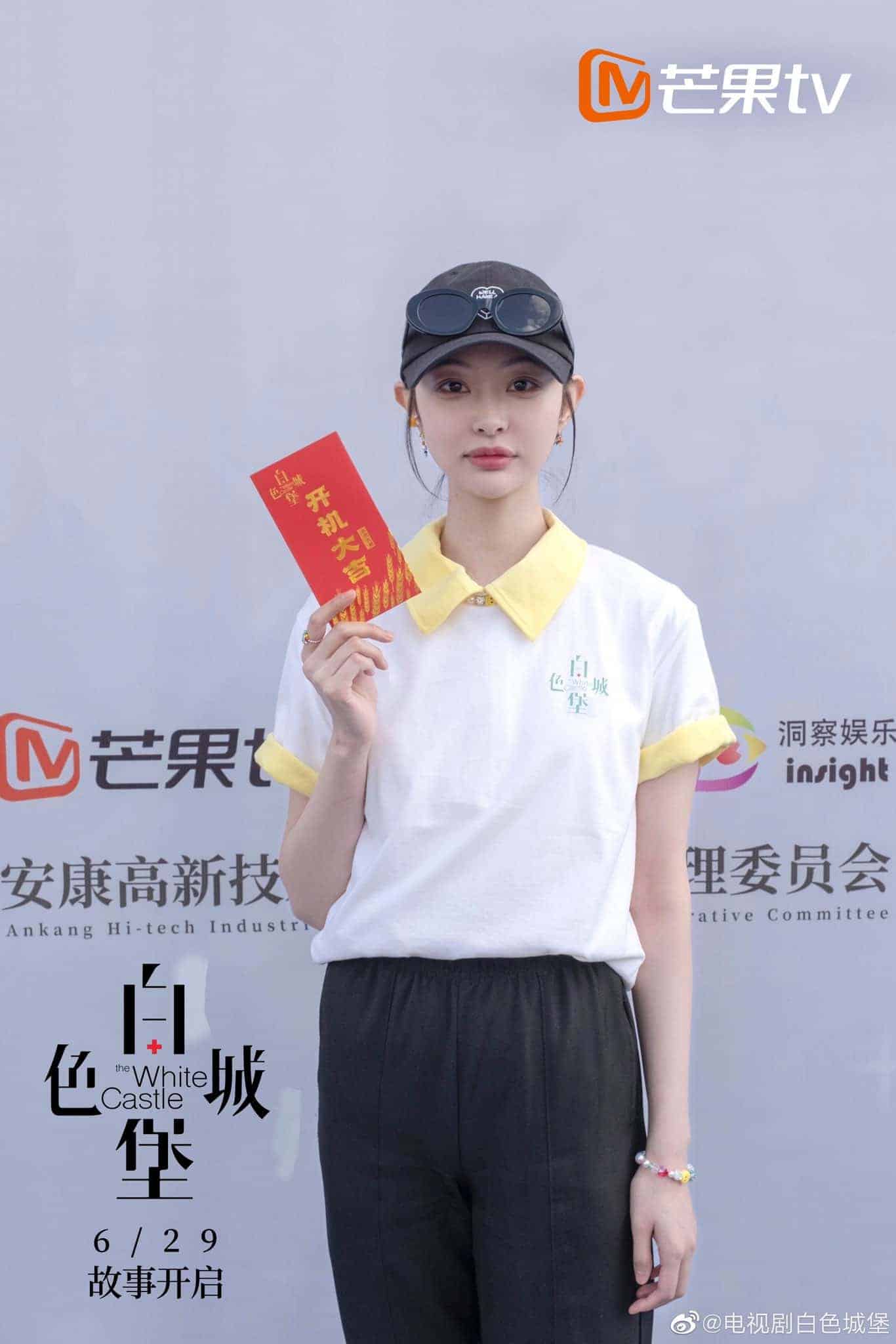 Drama Dokter "The White Castle 白色城堡" Telah Gelar Upacara Syutingnya Drama "The White Castle / 白色城堡" yang dibintangi Peng Guanying, Tu Songyan, Gai Yuexi, Gao Xin, Xiong Ziqi dan Huang Xiaolei serta penampilan spesial dari Chen Shu, Shi Shi dan lainnya yang telah gelar upacara syutingnya beberapa hari lalu. Drama Dokter "The White Castle 白色城堡" Telah Gelar Upacara Syutingnya