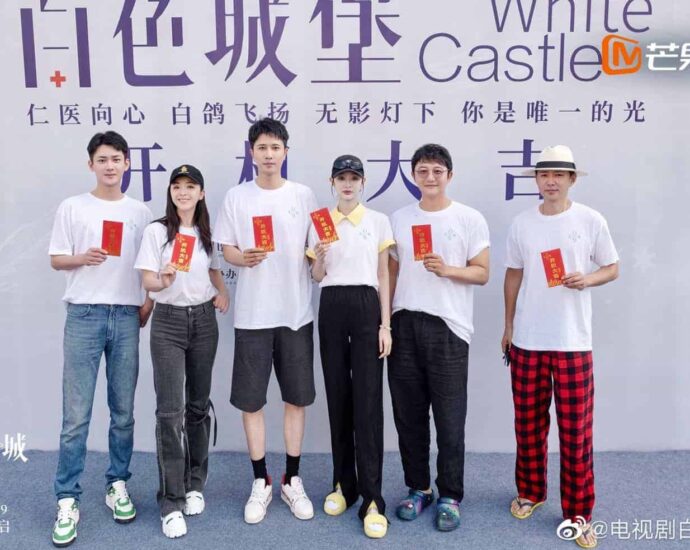 Drama Dokter "The White Castle 白色城堡" Telah Gelar Upacara Syutingnya Drama "The White Castle / 白色城堡" yang dibintangi Peng Guanying, Tu Songyan, Gai Yuexi, Gao Xin, Xiong Ziqi dan Huang Xiaolei serta penampilan spesial dari Chen Shu, Shi Shi dan lainnya yang telah gelar upacara syutingnya beberapa hari lalu. Drama Dokter "The White Castle 白色城堡" Telah Gelar Upacara Syutingnya