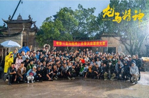 Film "Ride On" Yang Dibintangi Jackie Chan Telah Menyelesaikan Syuting Film "Ride On / 龙马精神" yang dibintangi Jackie Chan, Liu Haocun & Guo Qilin telah resmi menyelesaikan syuting drama mereka dan merilis poster barunya. Film "Ride On" Yang Dibintangi Jackie Chan Telah Menyelesaikan Syuting